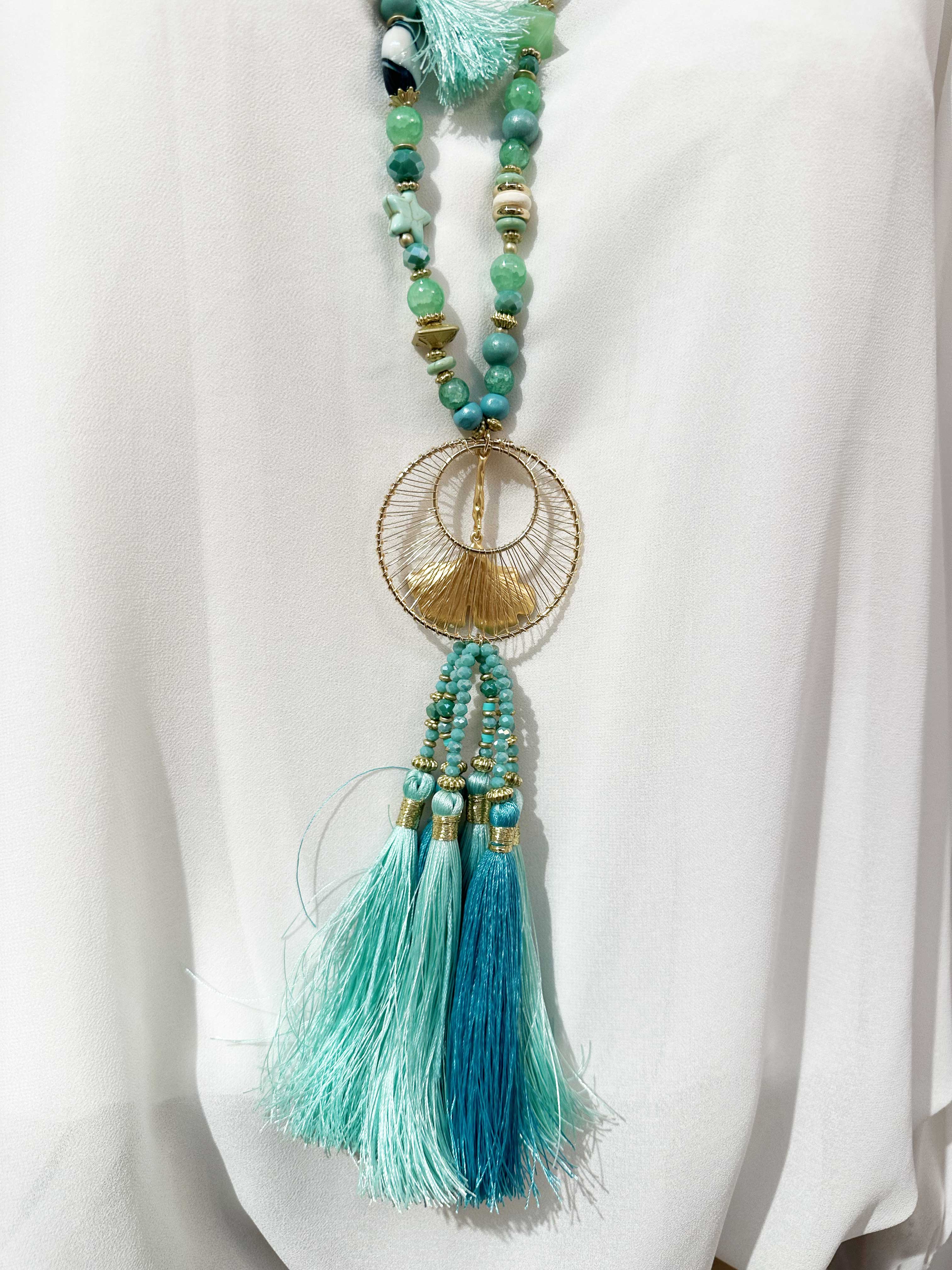 Kyra - Pärlhalsband med guldhänge och tofsar